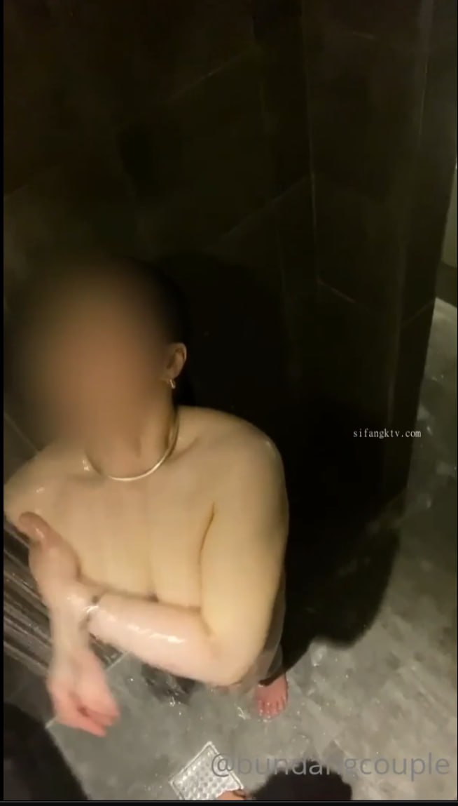 親父の再婚でできたノーパンお義母さんのアナルちら見えデカ尻に我慢できず暴走バック中出し 岬さくら